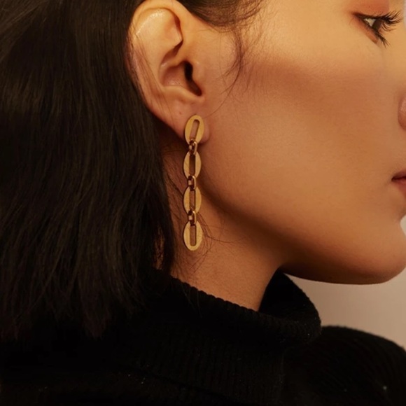 NEW 18K Gold-Plated Long Oval Chain Earrings - Picture 1 of 10